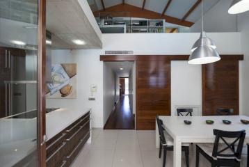 Casa histórica con piscina en venta junto al mar en Valencia.