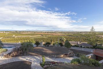 Villa de gran encanto y estilo ubicada en la exclusiva urbanización de Sierra Perenchiza