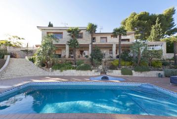 Villa de gran encanto y estilo ubicada en la exclusiva urbanización de Sierra Perenchiza