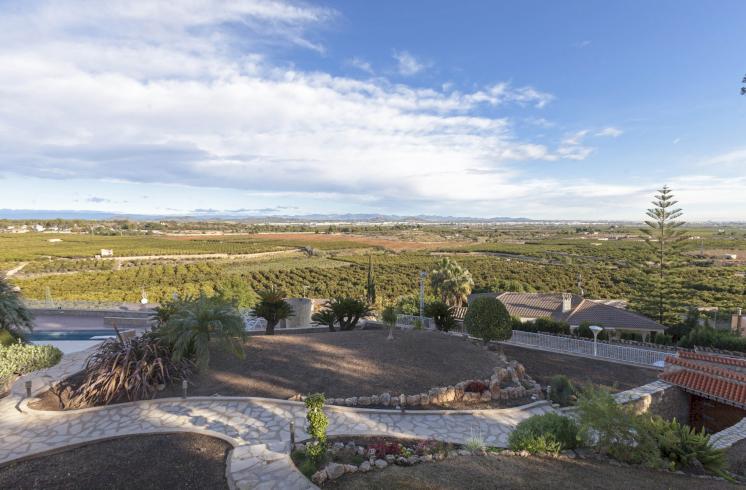 Villa de gran encanto y estilo ubicada en la exclusiva urbanización de Sierra Perenchiza