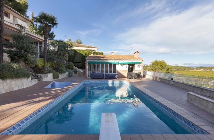 Villa de gran encanto y estilo ubicada en la exclusiva urbanización de Sierra Perenchiza