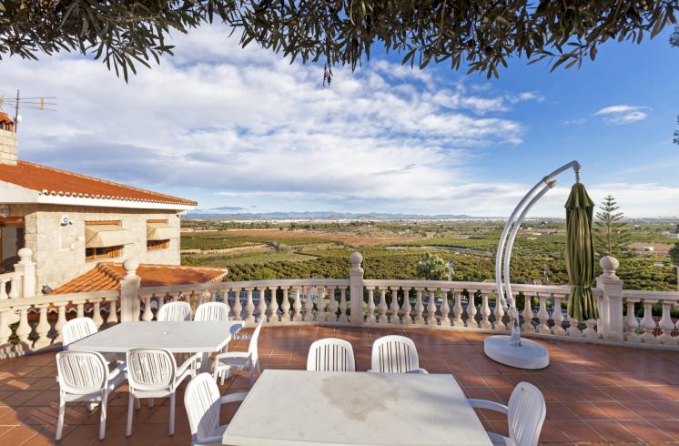 Villa de gran encanto y estilo ubicada en la exclusiva urbanización de Sierra Perenchiza