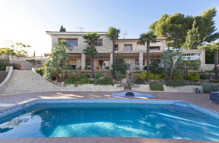 Villa de gran encanto y estilo ubicada en la exclusiva urbanización de Sierra Perenchiza