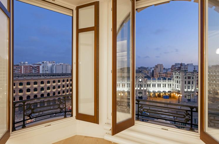Exclusiva vivienda en edificio histórico en pleno centro de la ciudad de Valencia, recién reformada y con vistas sigulares.