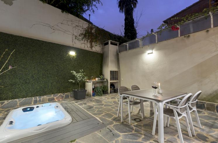 Vivienda unifamiliar con patio interior con jacuzzi en venta en el centro de Valencia. 