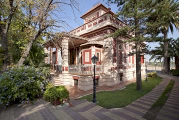 Excepcional casa tradicional valenciana en la localidad de Benimamet. Con todos los servicios y muy próxima a la capital.