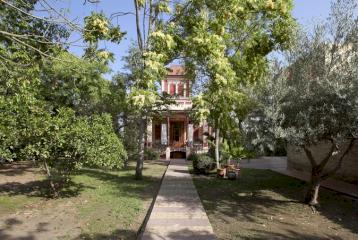 Excepcional casa tradicional valenciana en la localidad de Benimamet. Con todos los servicios y muy próxima a la capital.