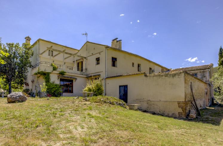 Finca rústica  con cultivo de almendros y olivos junto al Pou Clar, Ontinyent, Valencia