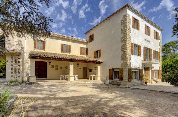 Finca rústica  con cultivo de almendros y olivos junto al Pou Clar, Ontinyent, Valencia
