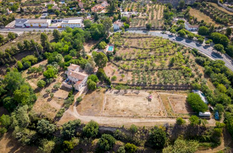 Finca rústica  con cultivo de almendros y olivos junto al Pou Clar, Ontinyent, Valencia