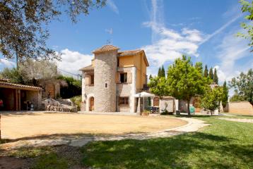 Villa con piscina interior y jardín en La Eliana, en venta.