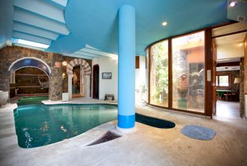 Villa con piscina interior y jardín en La Eliana, en venta.