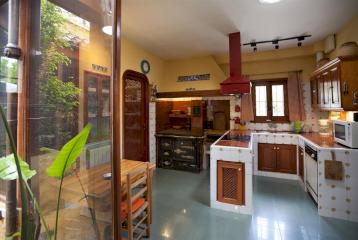 Villa con piscina interior y jardín en La Eliana, en venta.