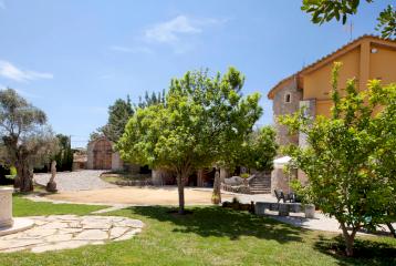 Villa con piscina interior y jardín en La Eliana, en venta.