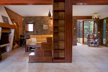 Villa con piscina interior y jardín en La Eliana, en venta.