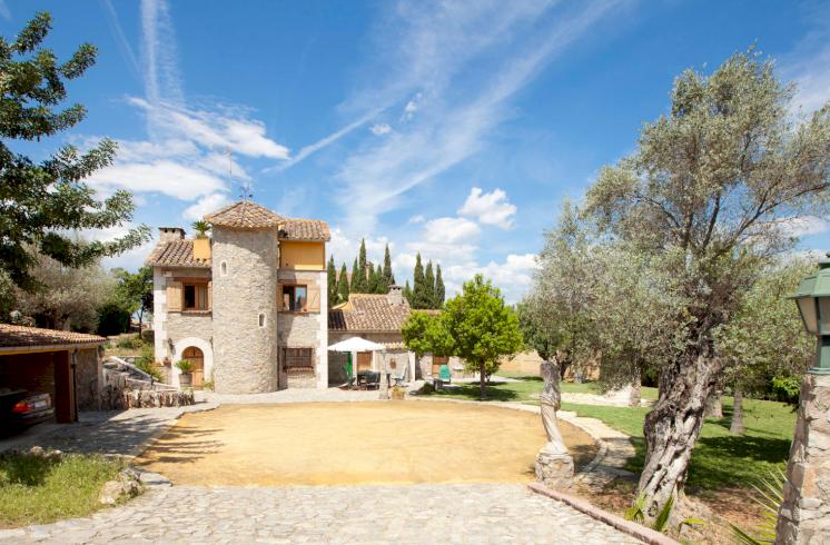 Villa con piscina interior y jardín en La Eliana, en venta.