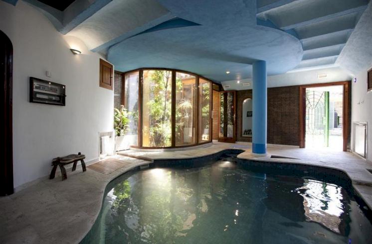 Villa con piscina interior y jardín en La Eliana, en venta.