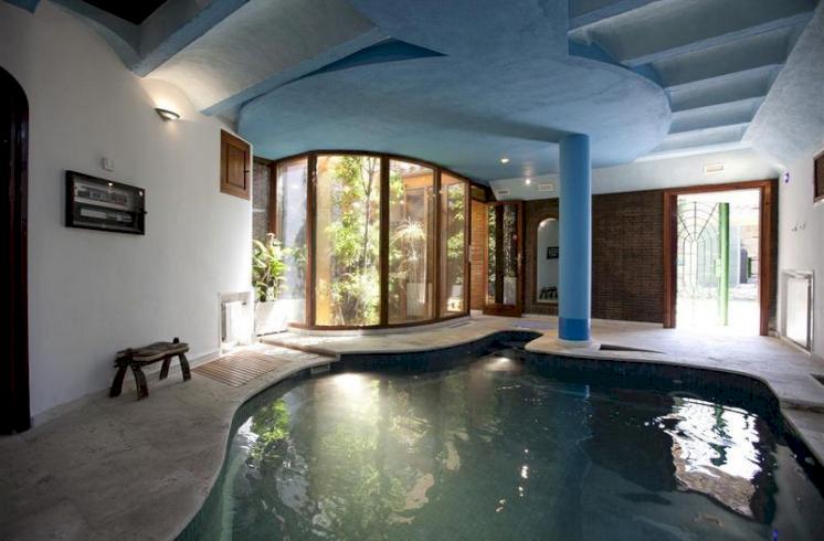 Singular villa en la localidad de La Eliana, con modernas comodidades, jardín, piscina interior, spa y junto a zona de servicios.