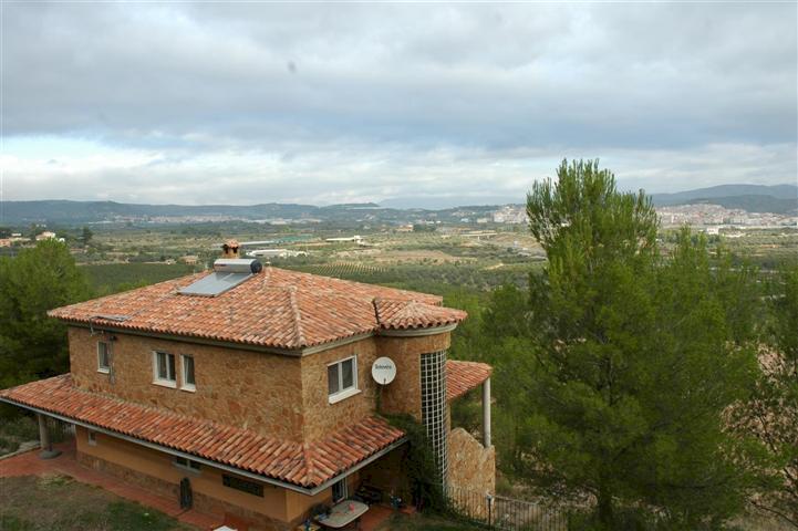 Excepcional villa de reciente construcción ubicada en el parque natural de la Sierra Calderona, en Segorbe (Castellón), con vistas sobre el pueblo y con todos los servicios.
