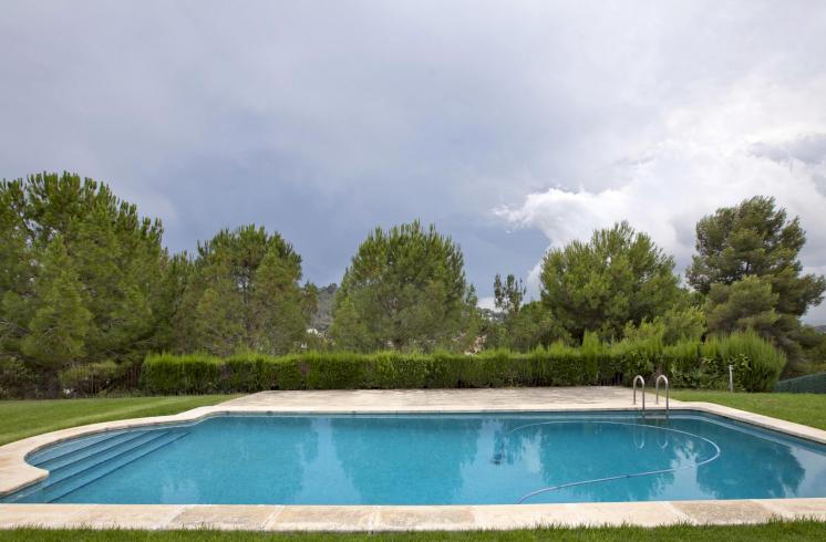 Exclusiva villa de estilo Ibicenco en la prestigiosa urbanización 'El bosque Golf' de Valencia, con seguridad privada 24 horas.