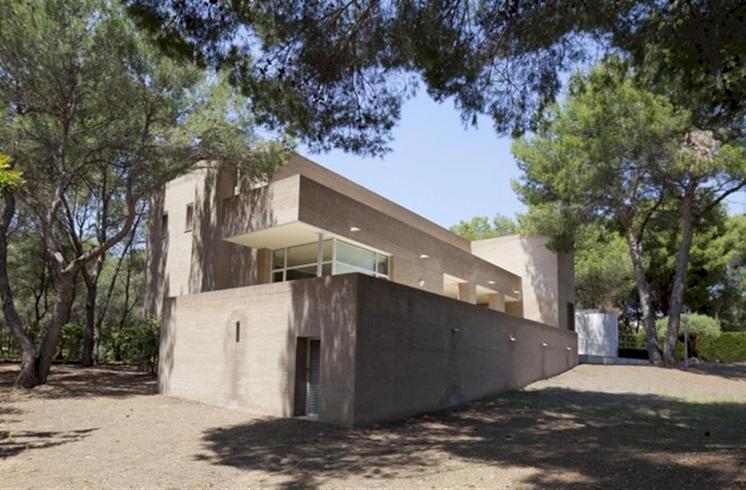 Venta de villa cercana a Valencia de diseño contemporáneo en exclusiva urbanización.