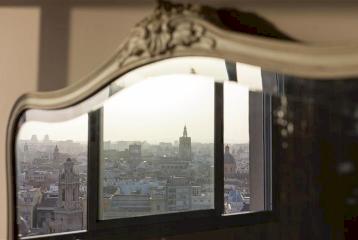 Elegante piso con terraza y vistas en venta junto al río Turia en Valencia.