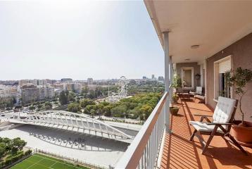 Elegante piso con terraza y vistas en venta junto al río Turia en Valencia.