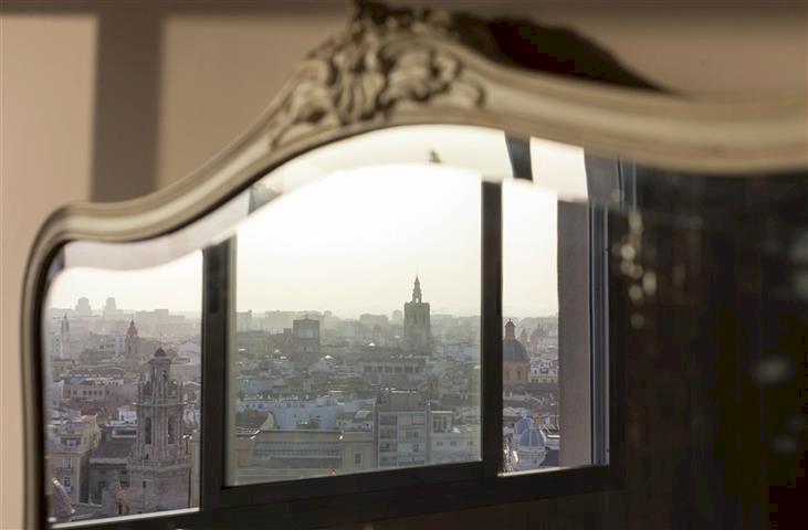 Elegante piso con terraza y vistas en venta junto al río Turia en Valencia.