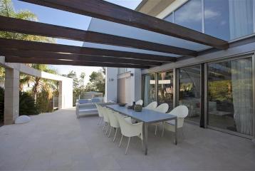 Moderna villa con terraza y piscina, en Santa Apolonia, Valencia.