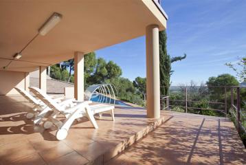 Villa con jardín y piscina privada en la prestigiosa urbanización El Bosque, Valencia.