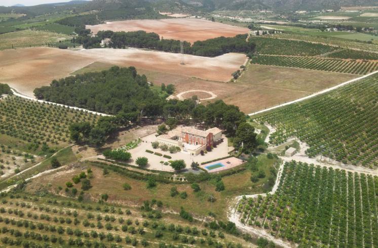 Finca de 196 ha con Masía del siglo XVIII convertida en hotel rural a 1 hora de Valencia y Alicante.