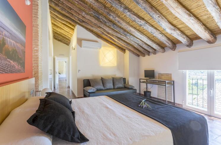 Finca de 196 ha con Masía del siglo XVIII convertida en hotel rural a 1 hora de Valencia y Alicante.