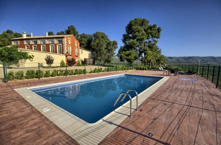 Finca de 196 ha con Masía del siglo XVIII convertida en hotel rural a 1 hora de Valencia y Alicante.