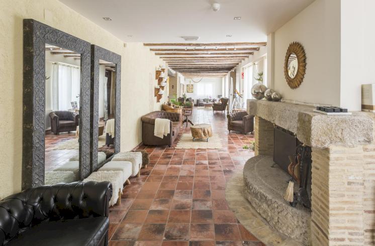 Finca de 196 ha con Masía del siglo XVIII convertida en hotel rural a 1 hora de Valencia y Alicante.