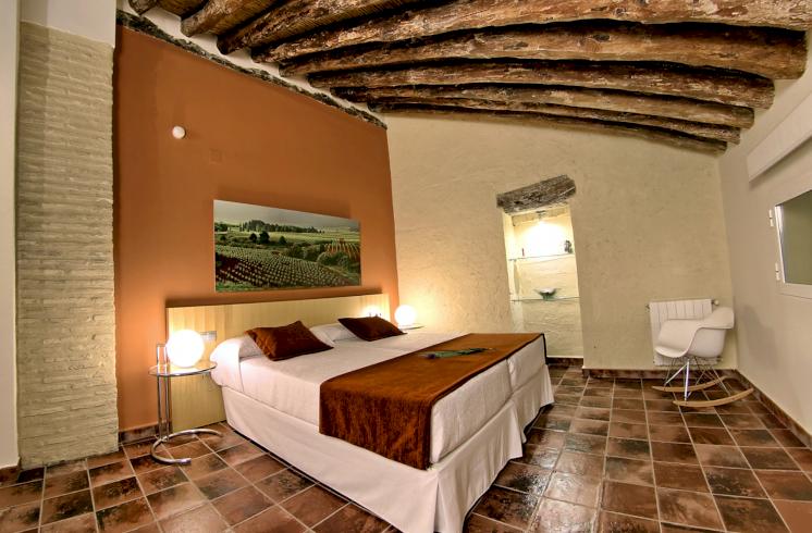 Finca de 196 ha con Masía del siglo XVIII convertida en hotel rural a 1 hora de Valencia y Alicante.