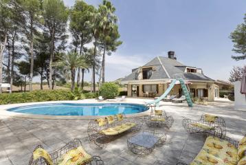 Villa con piscina y jacuzzi frente al golf del Bosque en Chiva, Valencia. 