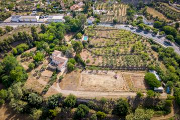 Finca rústica  con cultivo de almendros y olivos junto al Pou Clar, Ontinyent, Valencia