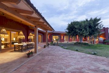 Finca con vivienda, huerto y restaurante en Valencia en venta.