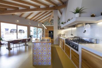 Finca con vivienda, huerto y restaurante en Valencia en venta.