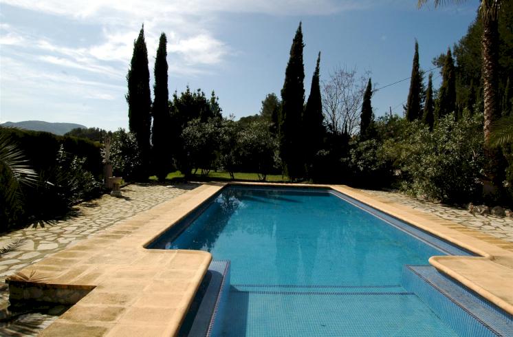 Villa construida a modo de castillo próxima a Xàtiva con un interior lujoso y moderno y un exterior privado y de gran encanto