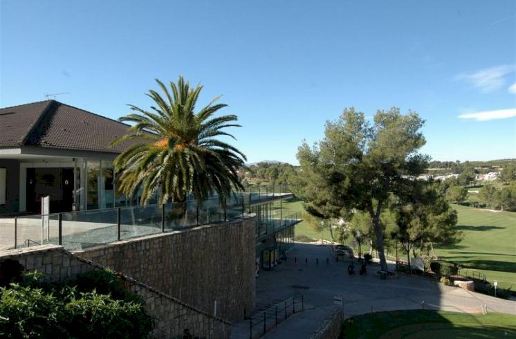 Exclusiva parcela en primera linea del campo de golf  de la urbanizaición El Bosque en Valencia.