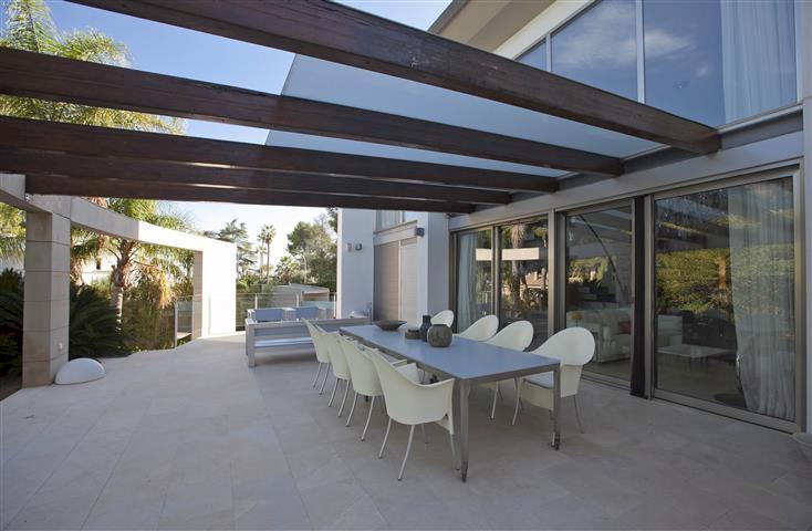 Moderna villa con terraza y piscina, en Santa Apolonia, Valencia.