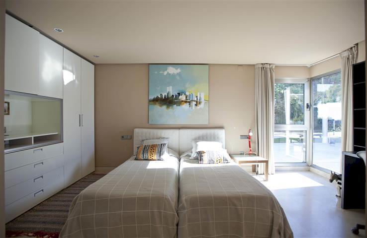 Moderna villa con terraza y piscina, en Santa Apolonia, Valencia.