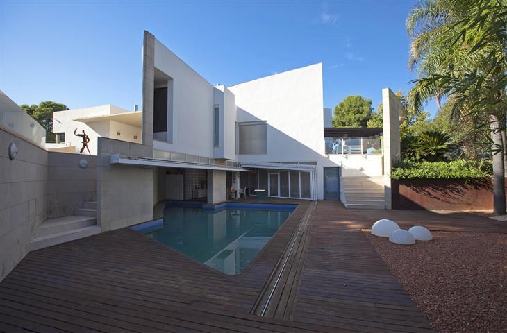 Moderna villa con terraza y piscina, en Santa Apolonia, Valencia.
