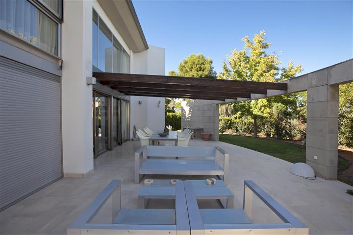 Moderna villa con terraza y piscina, en Santa Apolonia, Valencia.