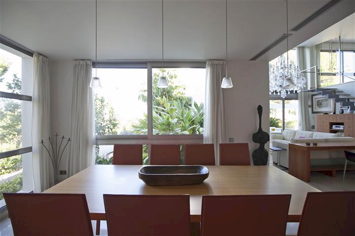 Moderna villa con terraza y piscina, en Santa Apolonia, Valencia.