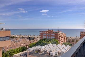 Ático dúplex reformado con vistas al mar en La Patacona, Alboraya, Valencia.