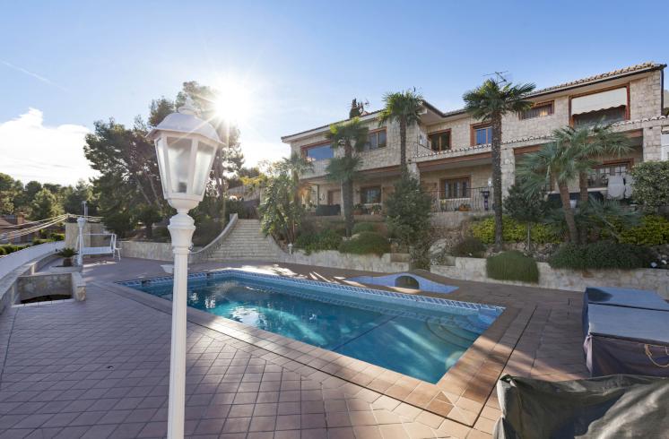 Villa de gran encanto y estilo ubicada en la exclusiva urbanización de Sierra Perenchiza