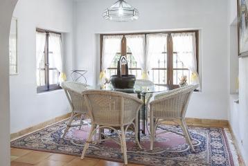 Villa en venta de estilo tradicional valenciano en San Antonio de Benagéber, Valencia.