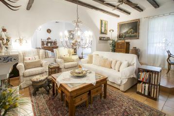 Villa en venta de estilo tradicional valenciano en San Antonio de Benagéber, Valencia.